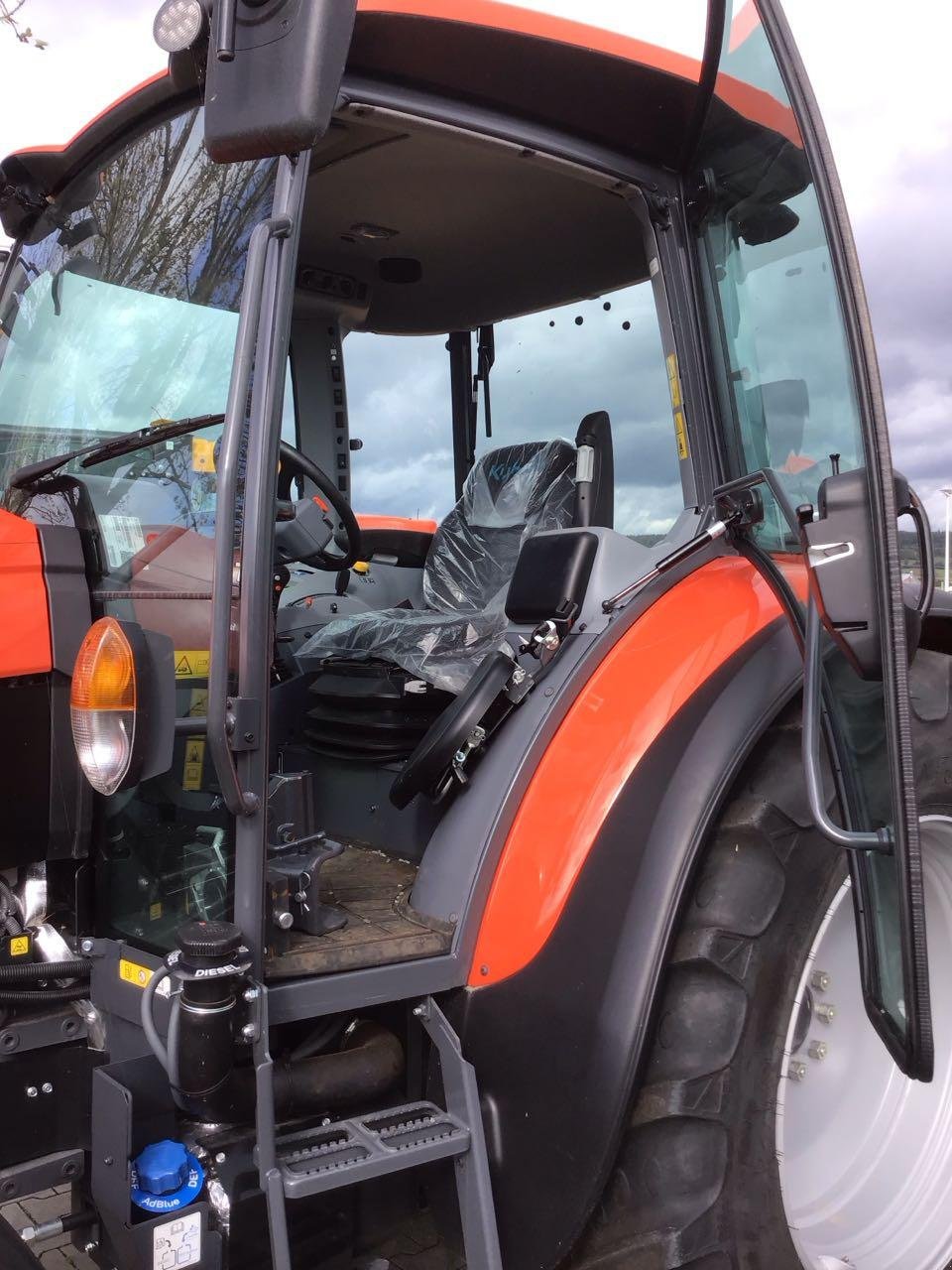 Traktor van het type Kubota M 5112 HQ36 GE KABINE, Neumaschine in Burgbernheim (Foto 9)