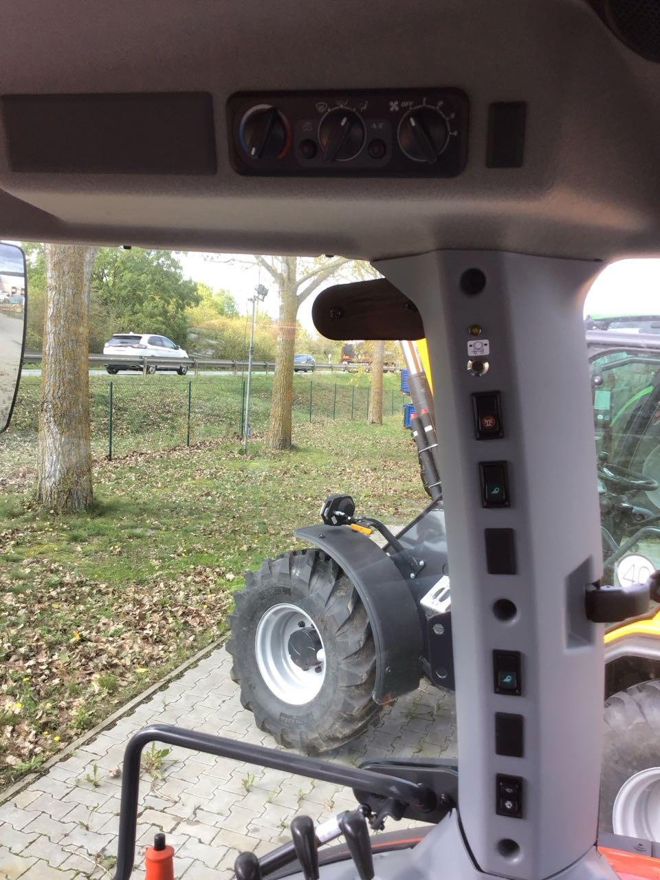 Traktor van het type Kubota M 5112 HQ36 GE KABINE, Neumaschine in Burgbernheim (Foto 11)