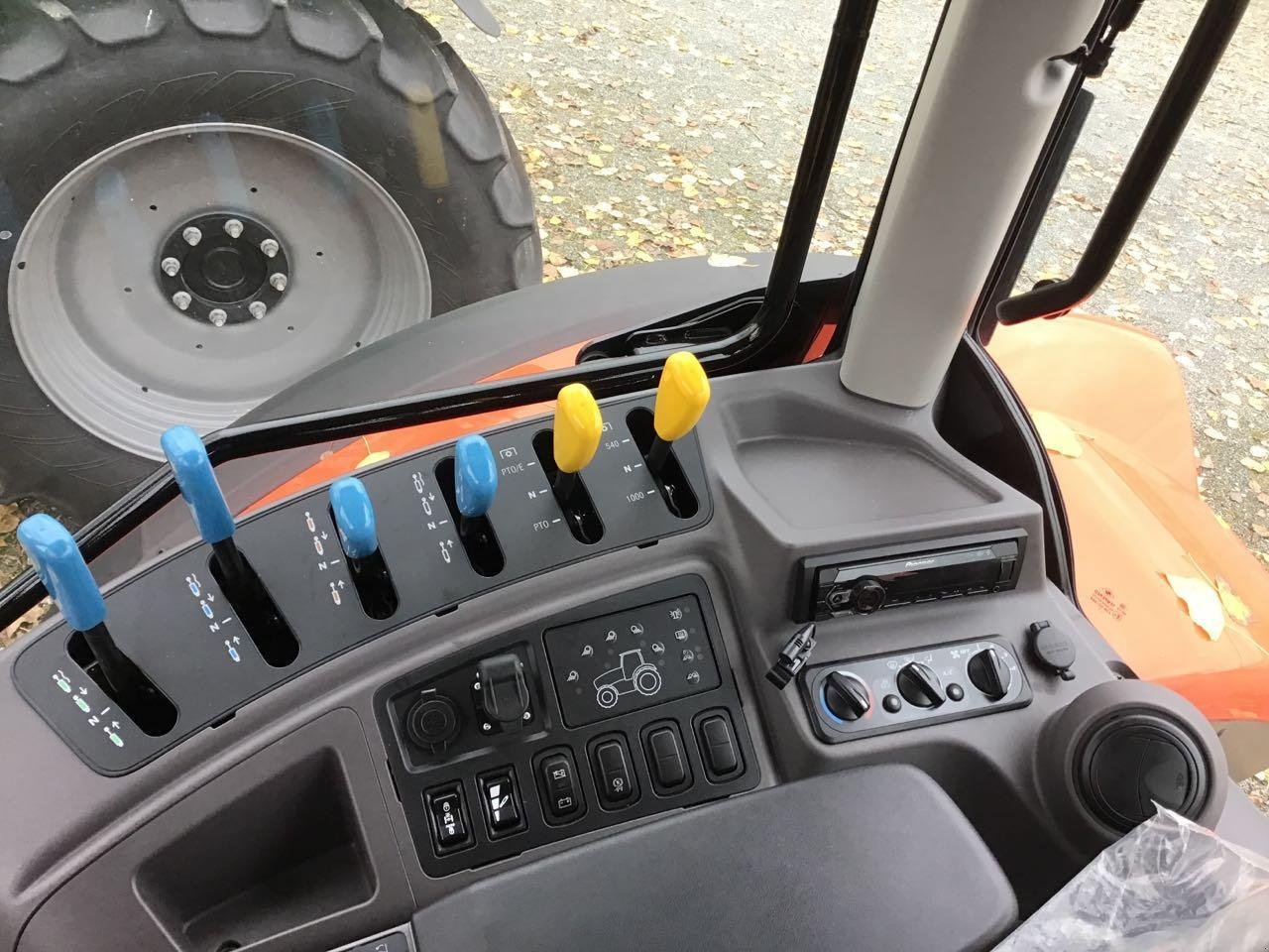 Traktor van het type Kubota M 6142, Neumaschine in Burgbernheim (Foto 9)