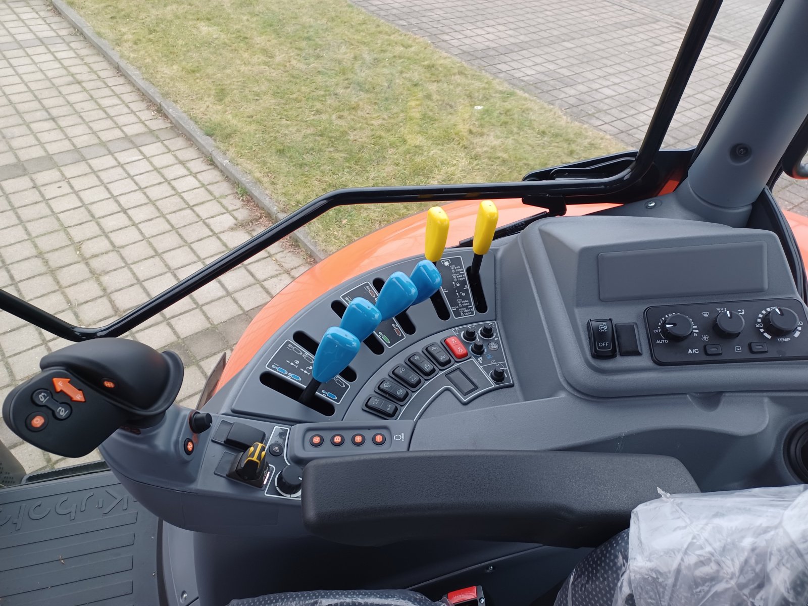 Traktor типа Kubota M 7-173, Gebrauchtmaschine в Brokdorf (Фотография 11)