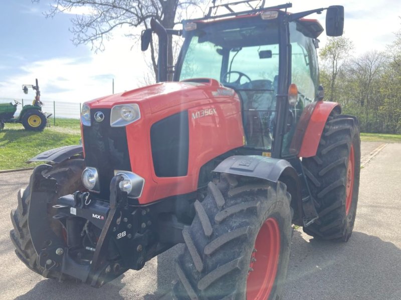 Traktor del tipo Kubota M135 GX DE COMMUNE, Gebrauchtmaschine en SAVIGNEUX (Imagen 1)