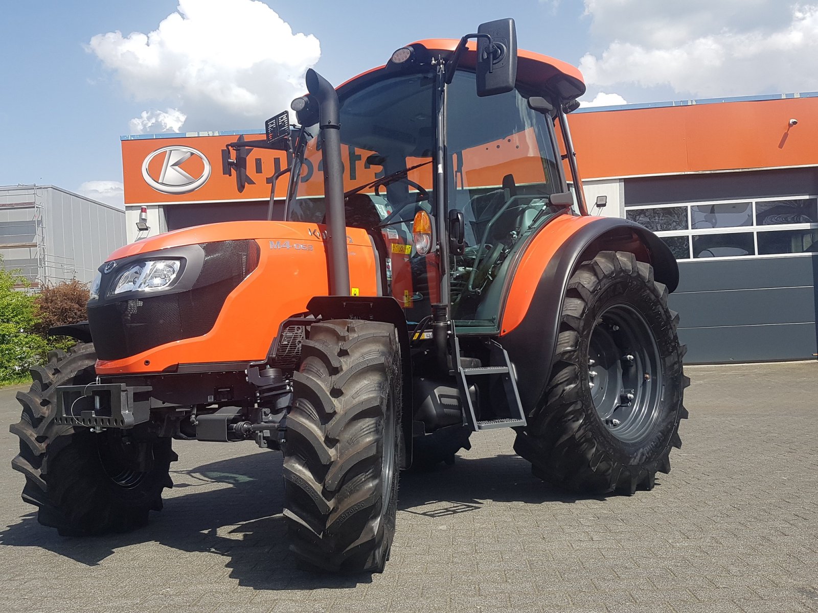 Traktor типа Kubota M4-063 CAB ab 0,99% Finanzierung, Neumaschine в Olpe (Фотография 1)