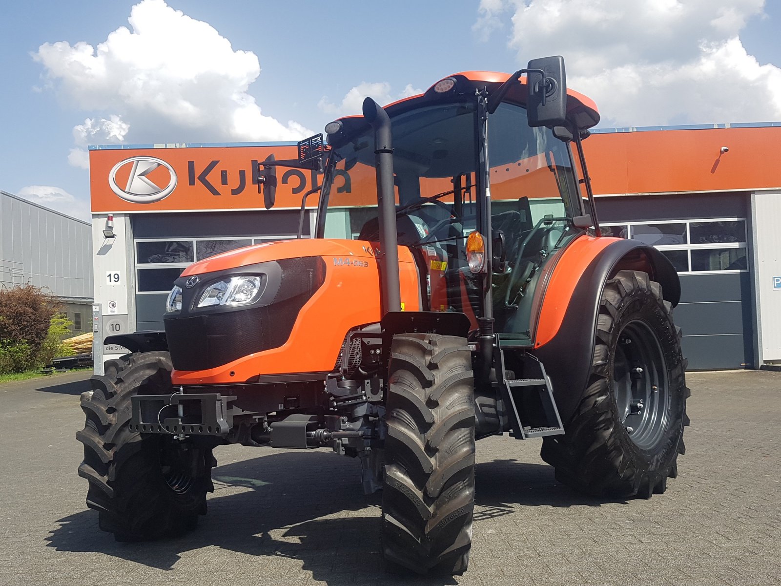 Traktor от тип Kubota M4-063 CAB ab 0,99% Finanzierung, Neumaschine в Olpe (Снимка 2)