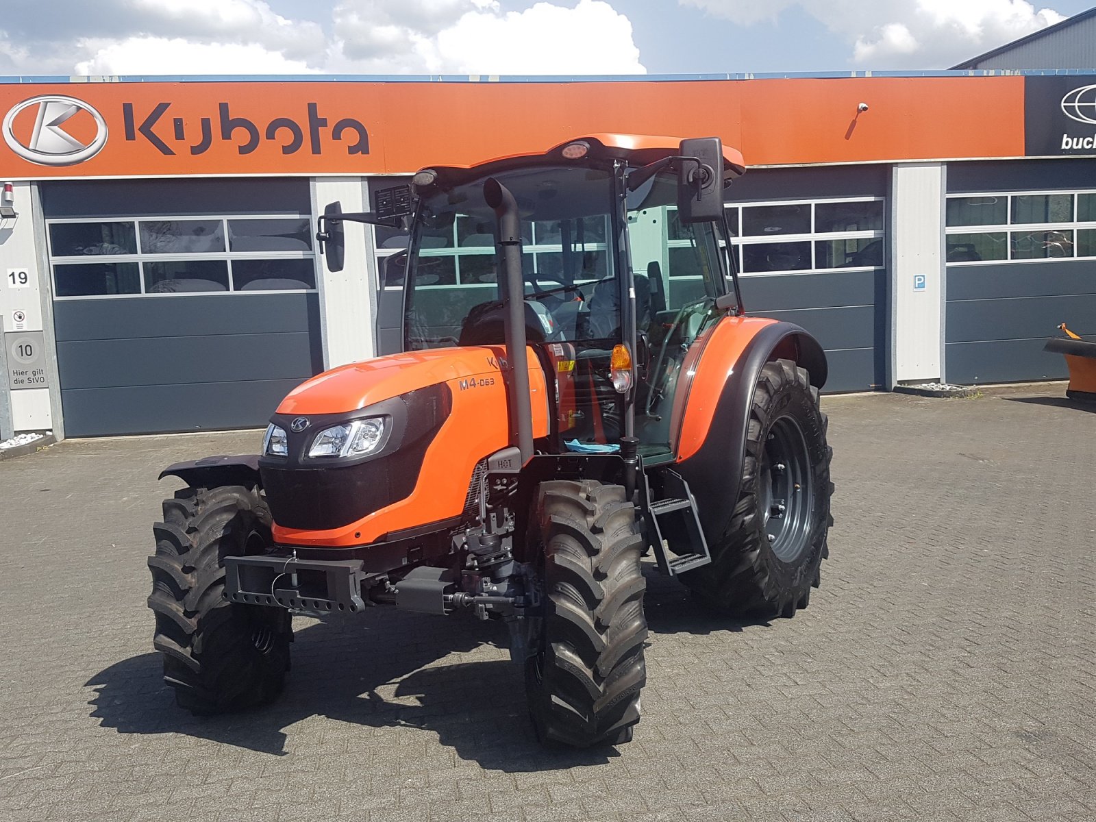 Traktor van het type Kubota M4-063 CAB ab 0,99% Finanzierung, Neumaschine in Olpe (Foto 7)