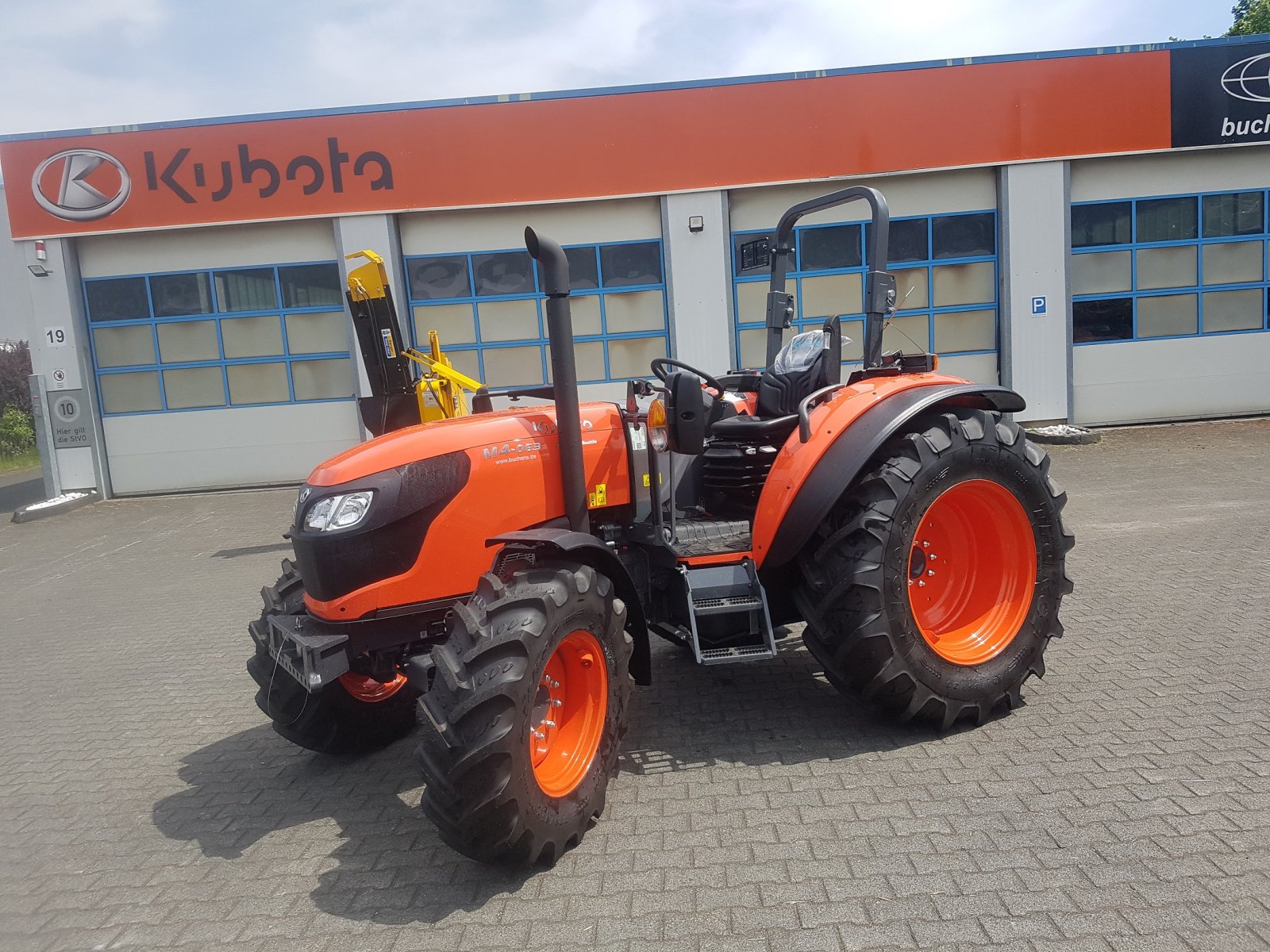 Traktor des Typs Kubota M4-063 ROPS ab 0,99%, Neumaschine in Olpe (Bild 2)