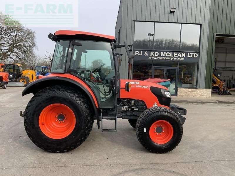 Traktor of the type Kubota m4062 hydraulic shuttle tractor (st22271), Gebrauchtmaschine in SHAFTESBURY