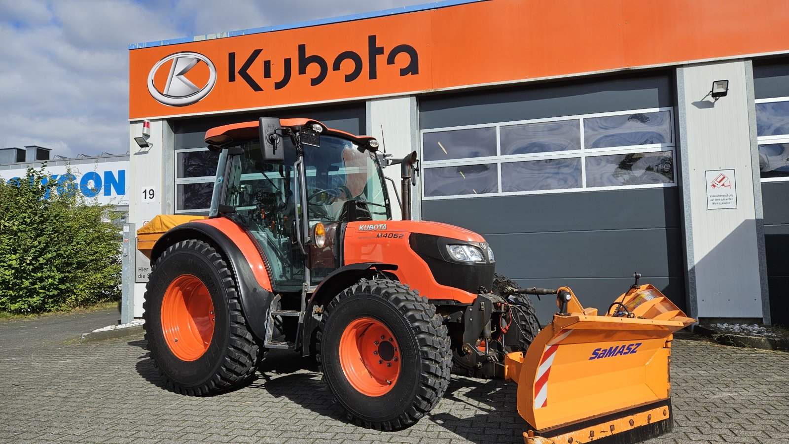 Traktor des Typs Kubota M4062 Winterdienst, Gebrauchtmaschine in Olpe (Bild 2)