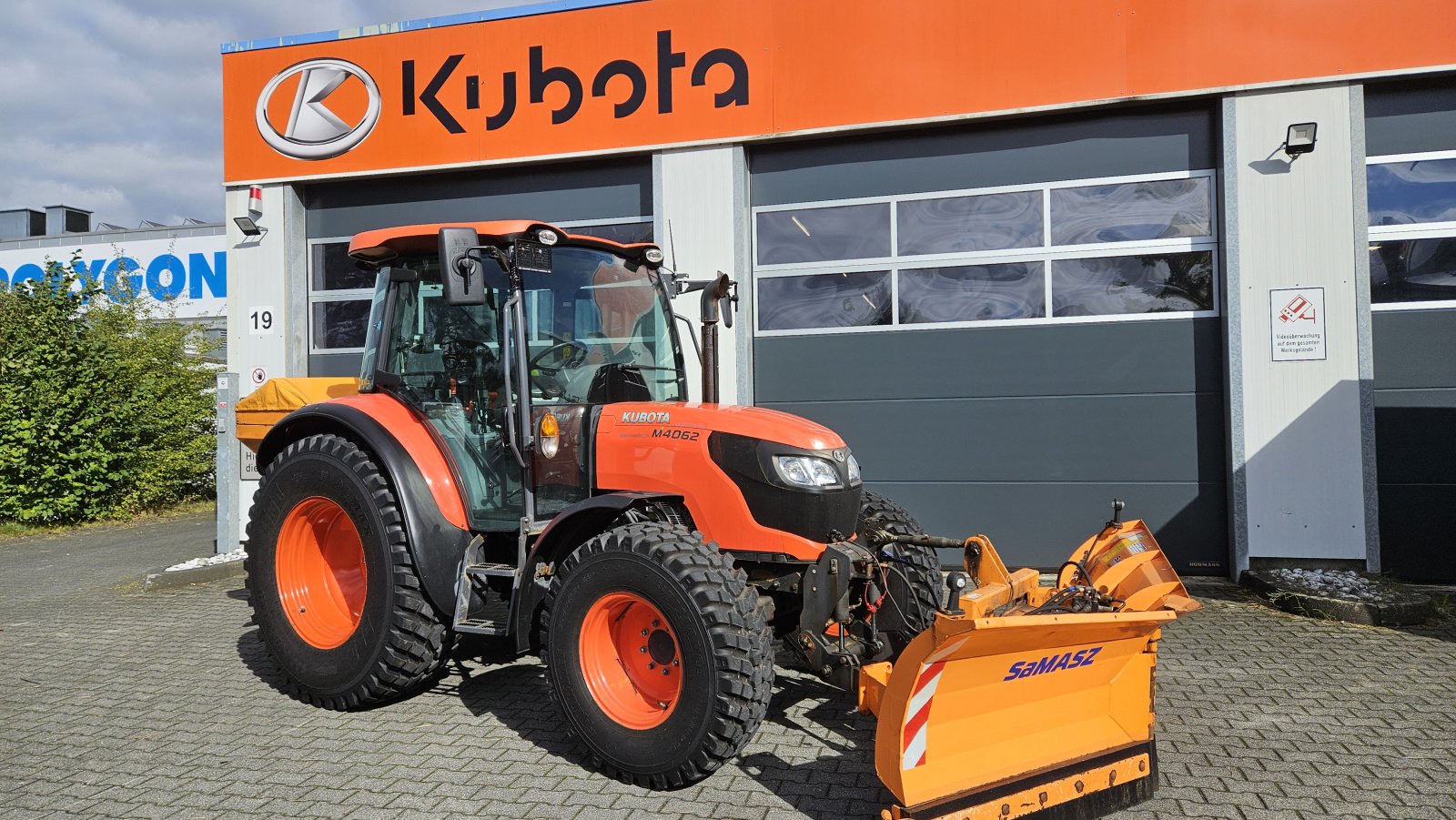 Traktor des Typs Kubota M4062 Winterdienst, Gebrauchtmaschine in Olpe (Bild 3)