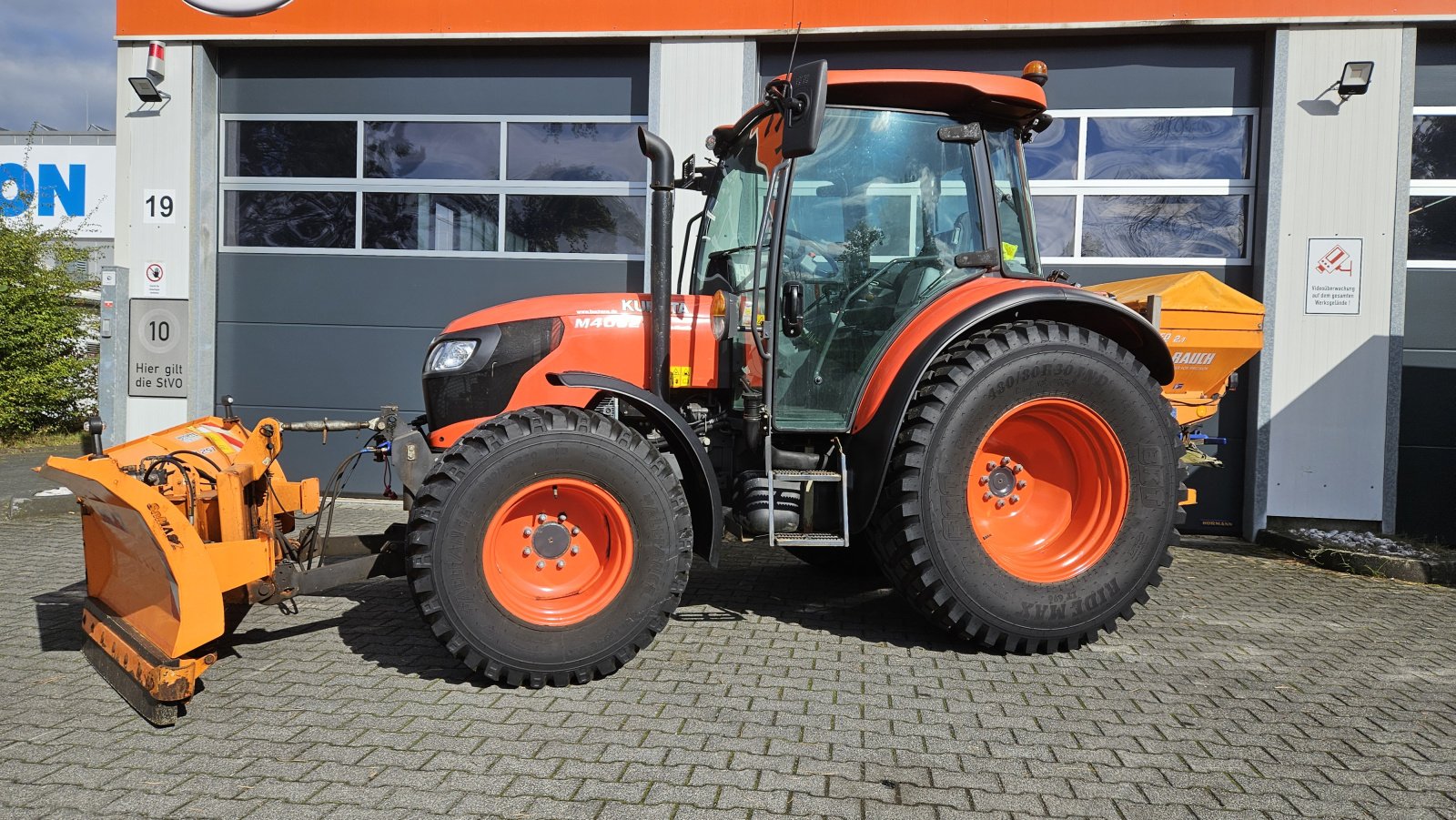 Traktor des Typs Kubota M4062 Winterdienst, Gebrauchtmaschine in Olpe (Bild 9)