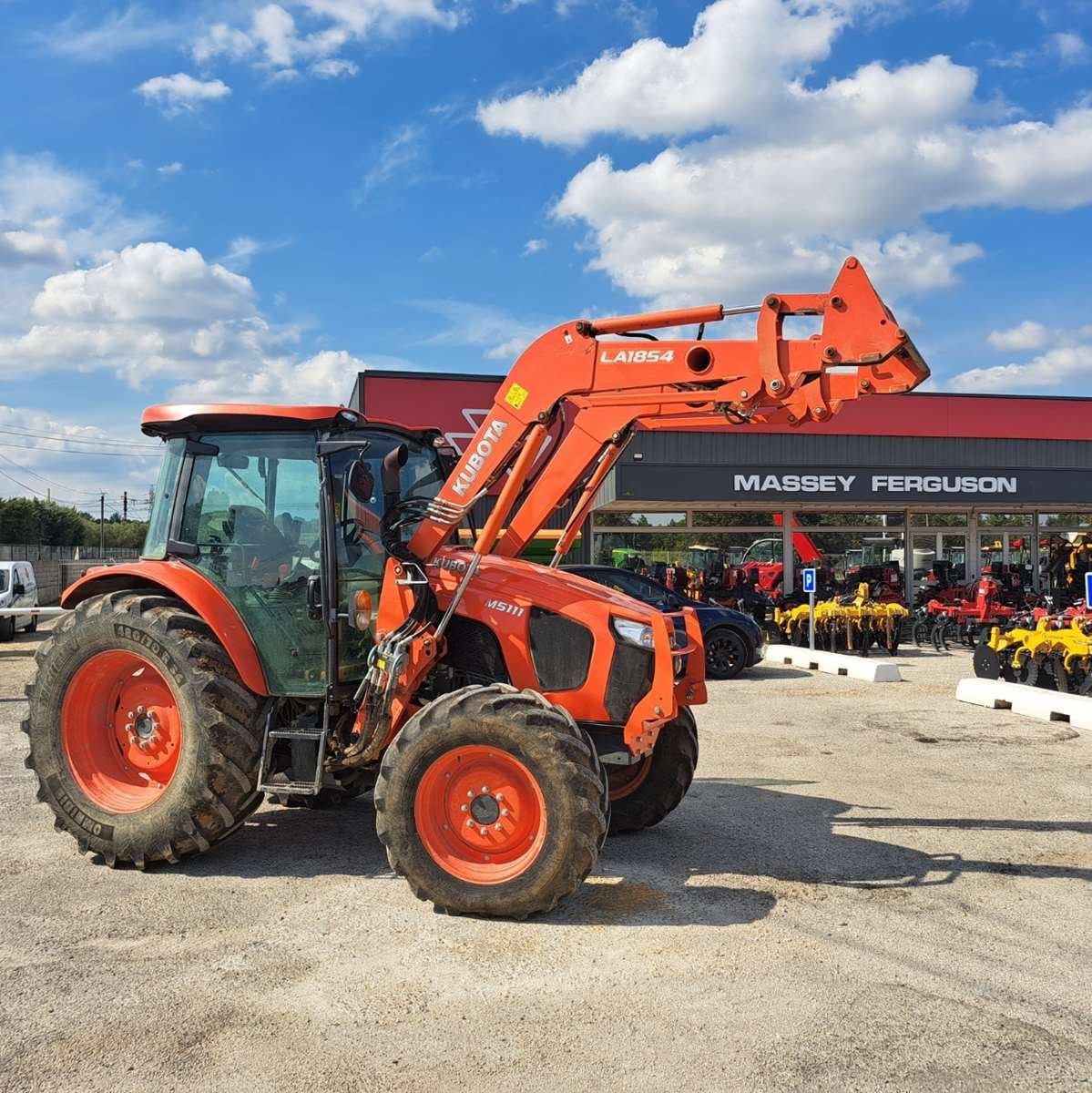 Traktor des Typs Kubota M5111 DTHQ, Gebrauchtmaschine in UCHAUD (Bild 1)