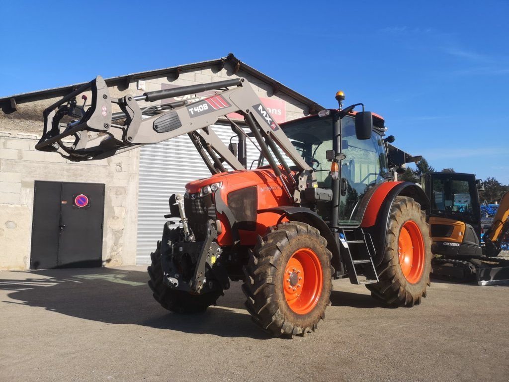 Traktor del tipo Kubota M95GX-IV + CHARGEUR MX T408, Gebrauchtmaschine In BEAULEU (Immagine 1)