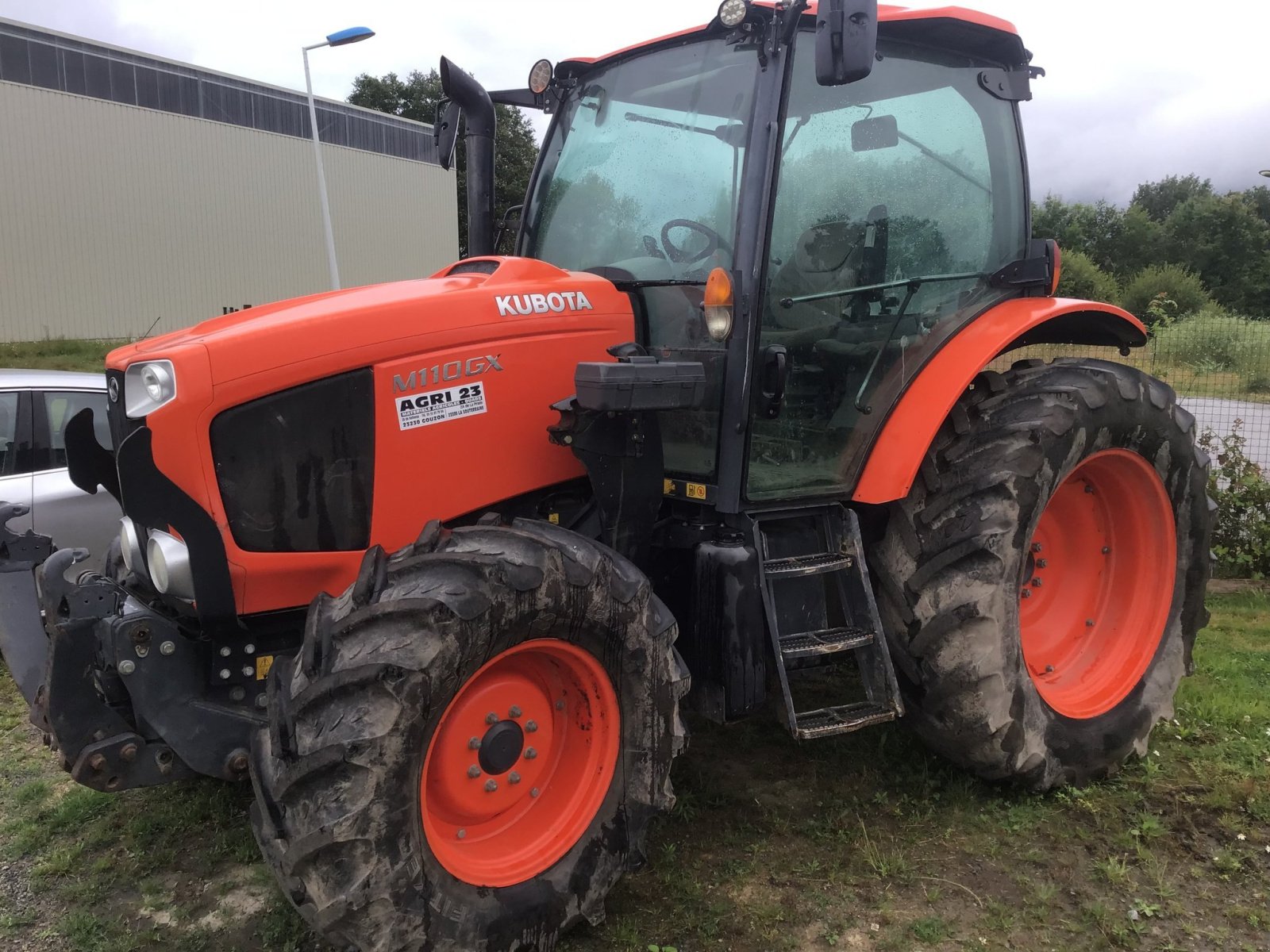 Traktor of the type Kubota Tracteur agricole M110GX Kubota, Gebrauchtmaschine in LA SOUTERRAINE (Picture 3)