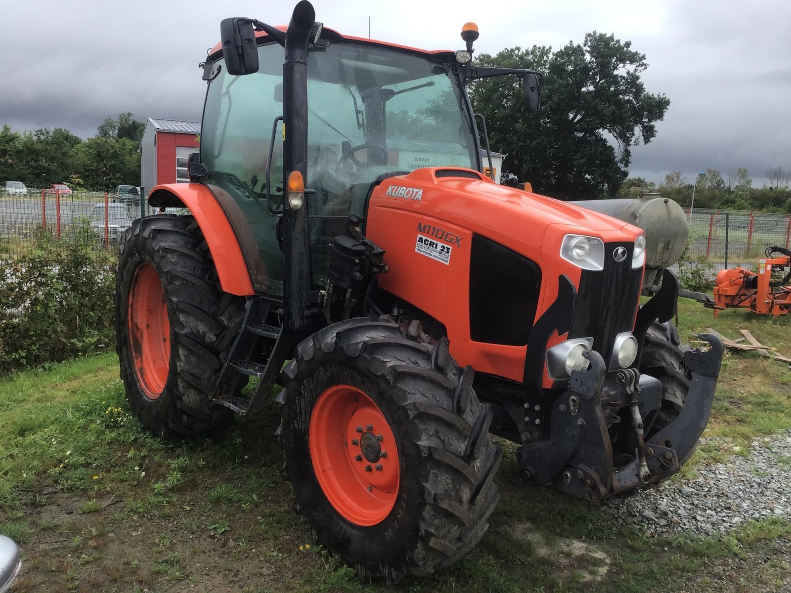 Traktor Türe ait Kubota Tracteur agricole M110GX Kubota, Gebrauchtmaschine içinde LA SOUTERRAINE (resim 1)