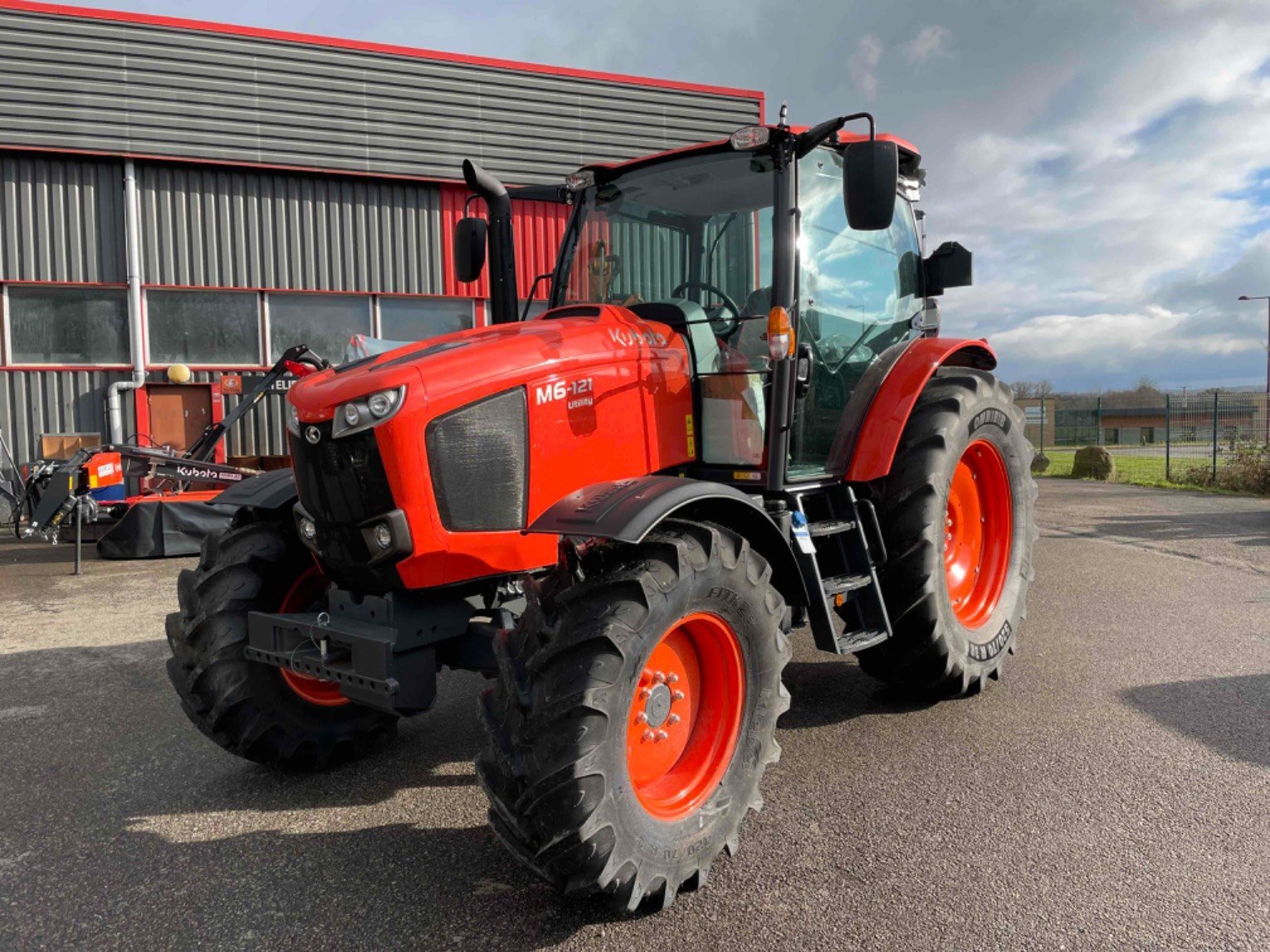 Traktor typu Kubota Tracteur agricole M6-121 UTILITY Kubota, Gebrauchtmaschine v LA SOUTERRAINE (Obrázok 1)