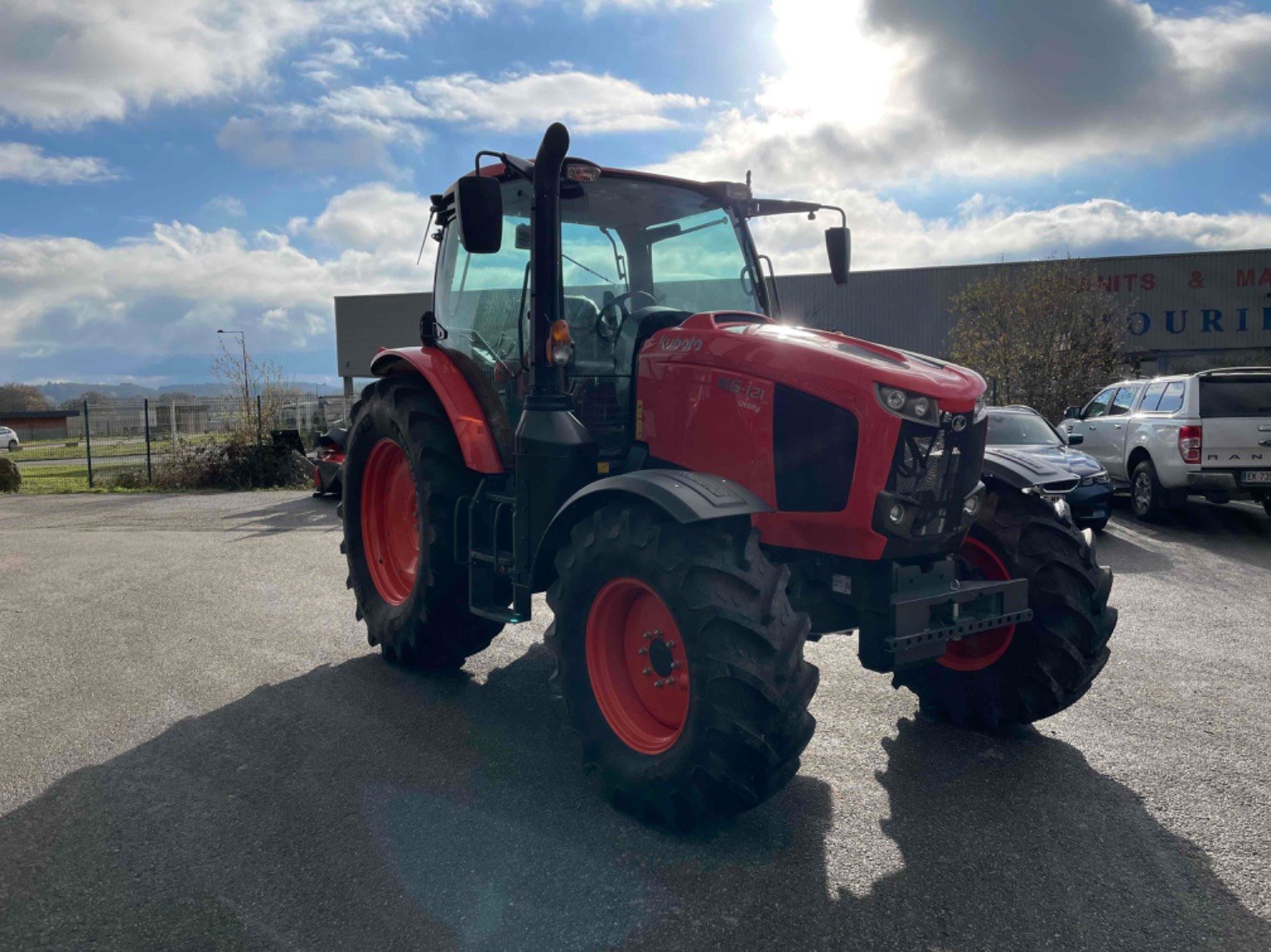 Traktor Türe ait Kubota Tracteur agricole M6-121 UTILITY Kubota, Gebrauchtmaschine içinde LA SOUTERRAINE (resim 4)