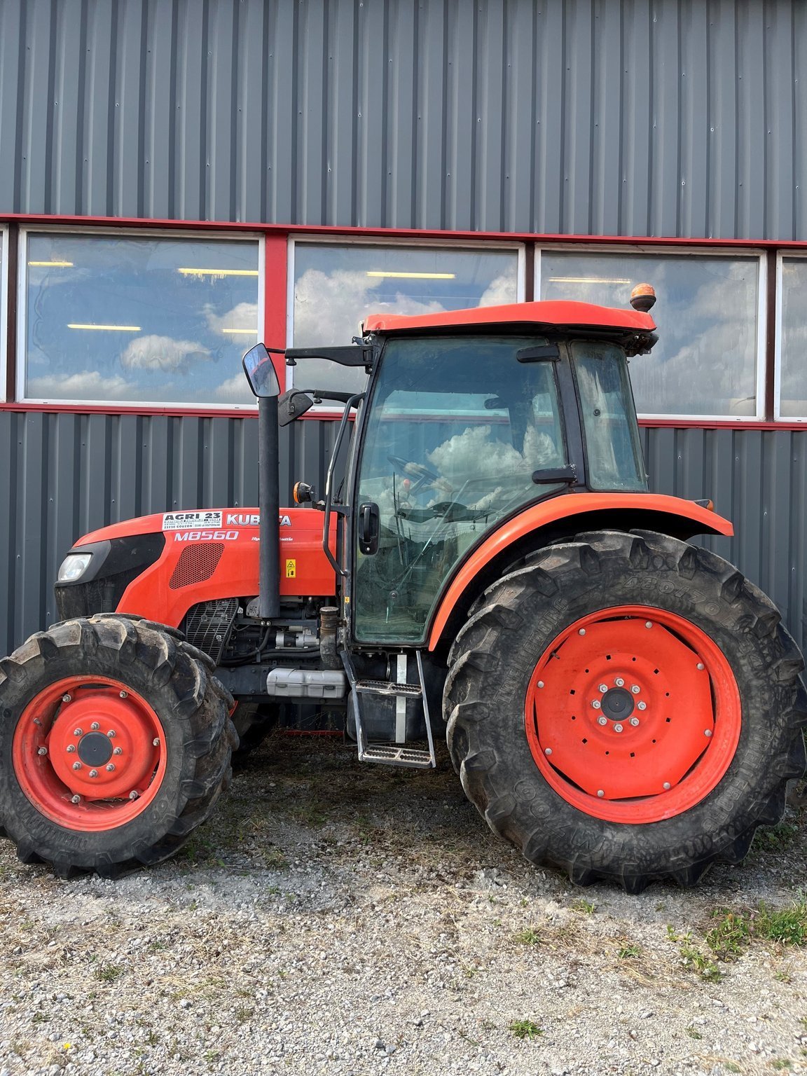 Traktor of the type Kubota Tracteur agricole M8560DTHQ Kubota, Gebrauchtmaschine in LA SOUTERRAINE (Picture 4)