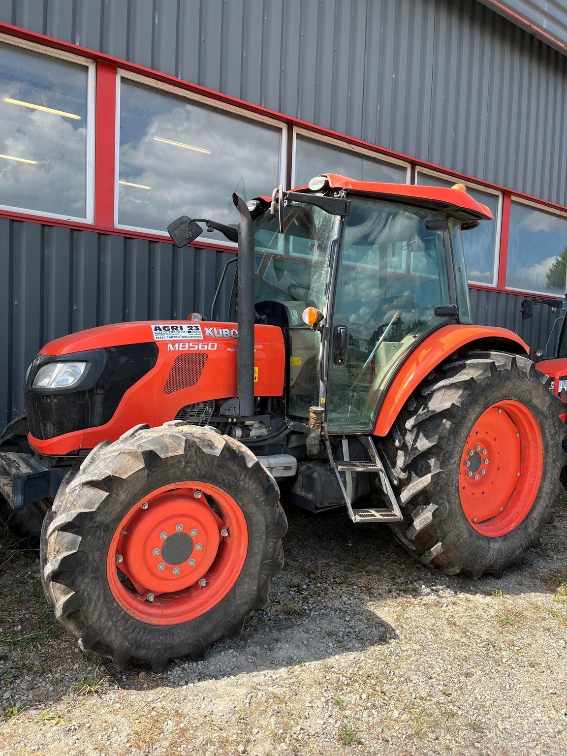 Traktor van het type Kubota Tracteur agricole M8560DTHQ Kubota, Gebrauchtmaschine in LA SOUTERRAINE (Foto 2)