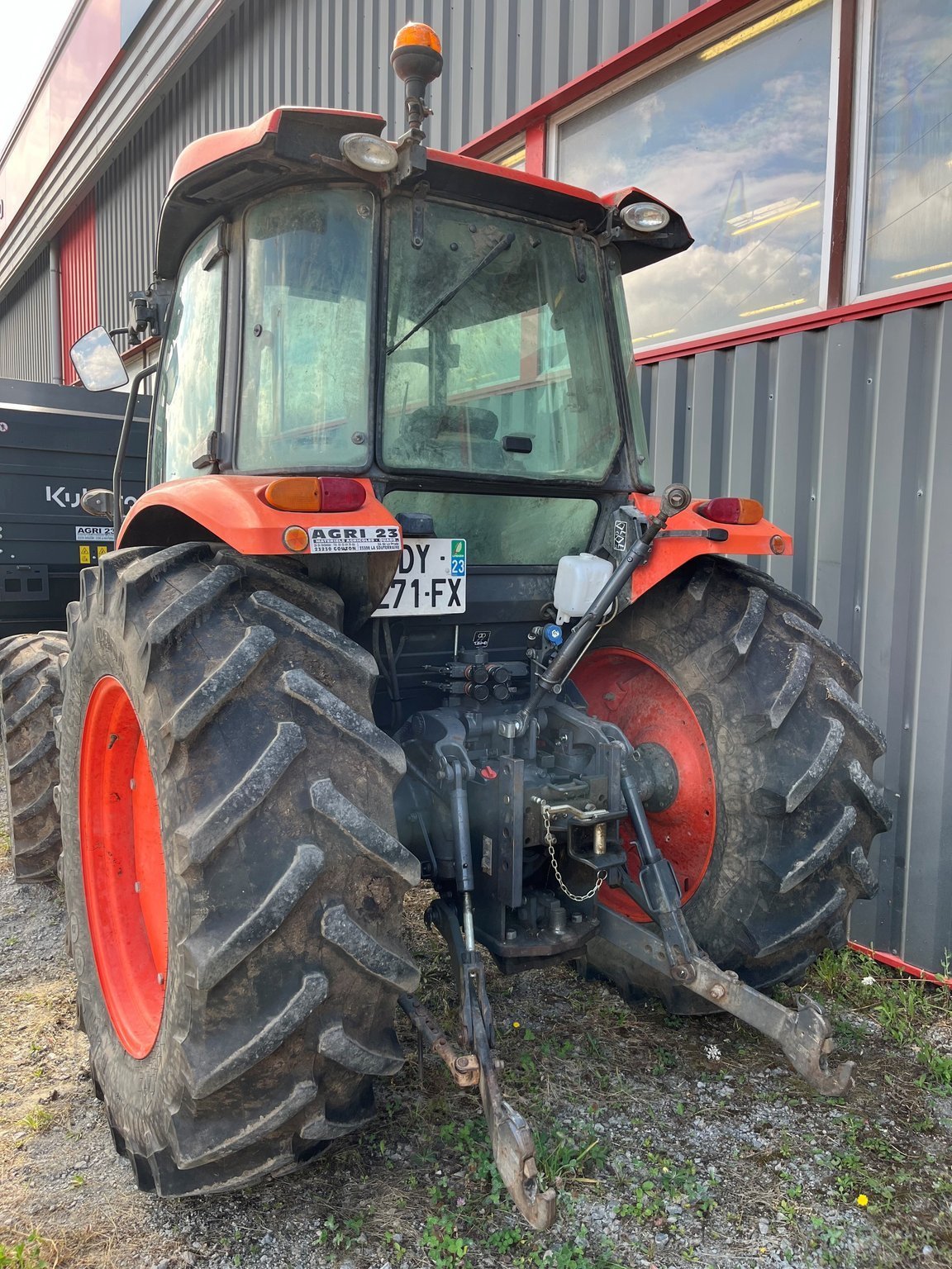 Traktor typu Kubota Tracteur agricole M8560DTHQ Kubota, Gebrauchtmaschine v LA SOUTERRAINE (Obrázok 3)