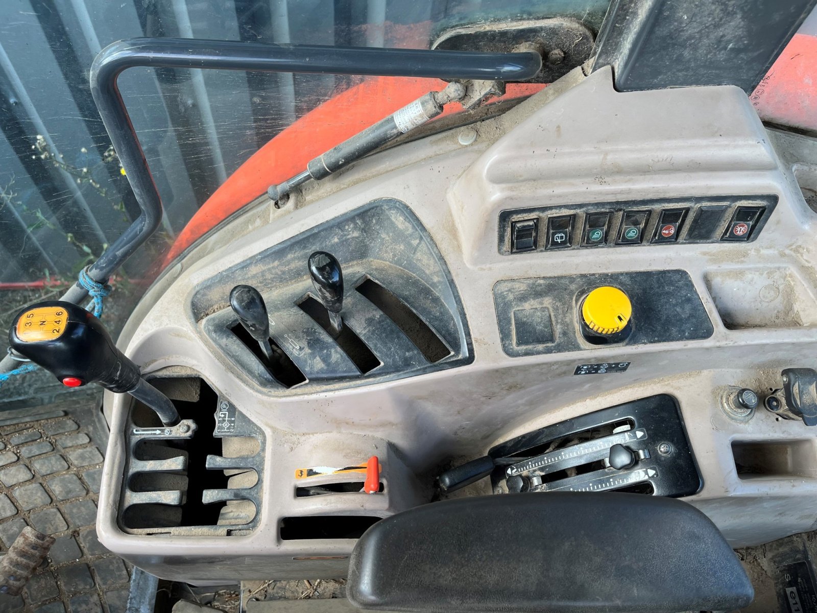 Traktor van het type Kubota Tracteur agricole M8560DTHQ Kubota, Gebrauchtmaschine in LA SOUTERRAINE (Foto 8)