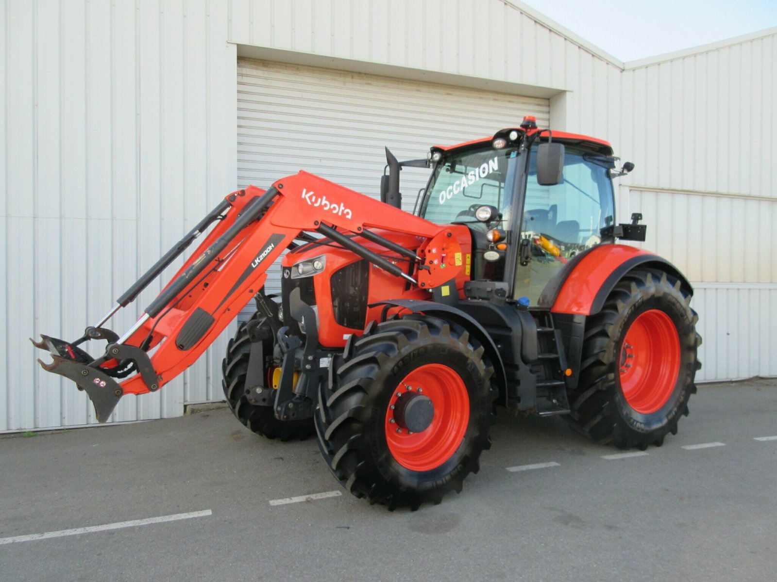 Traktor des Typs Kubota TRACTEUR KUBOTA M7-133, Gebrauchtmaschine in PLOUIGNEAU (Bild 1)