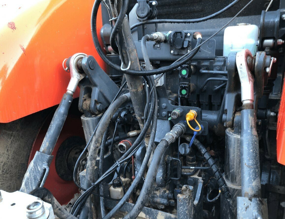 Traktor des Typs Kubota TRACTEUR M7152 PREMIUM, Gebrauchtmaschine in ST CLEMENT DE LA PLACE (Bild 3)