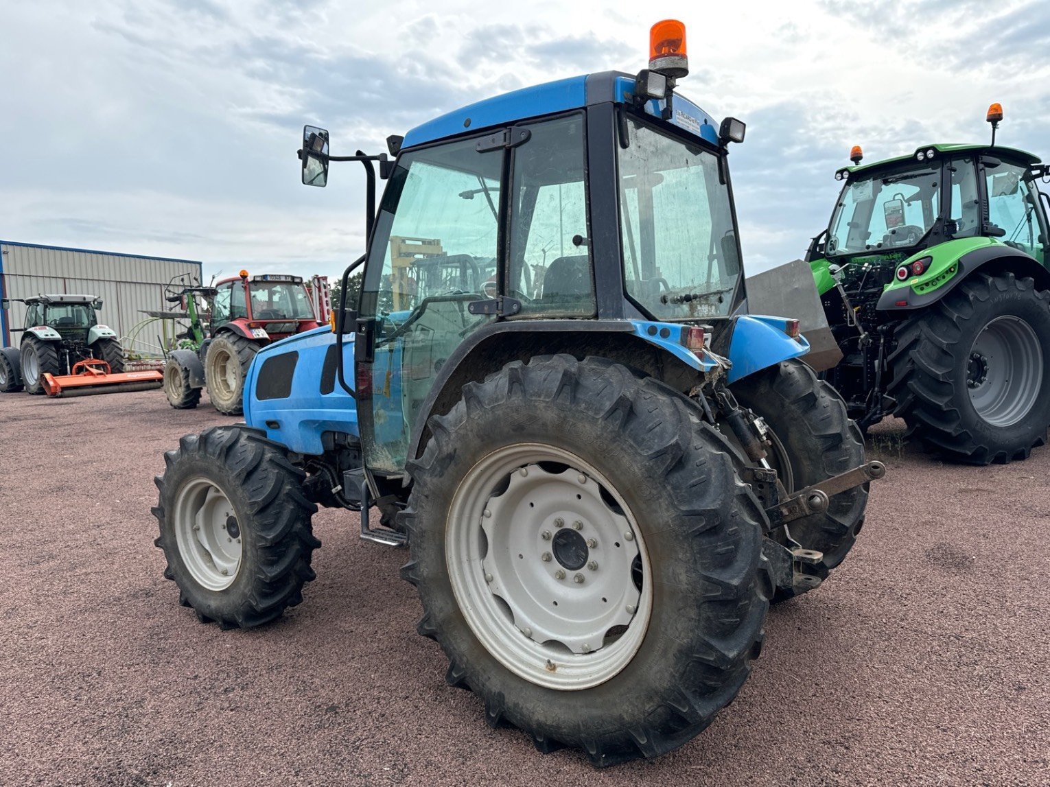 Traktor of the type Landini Tracteur agricole GLOBUS 70DT Landini, Gebrauchtmaschine in LA SOUTERRAINE (Picture 4)