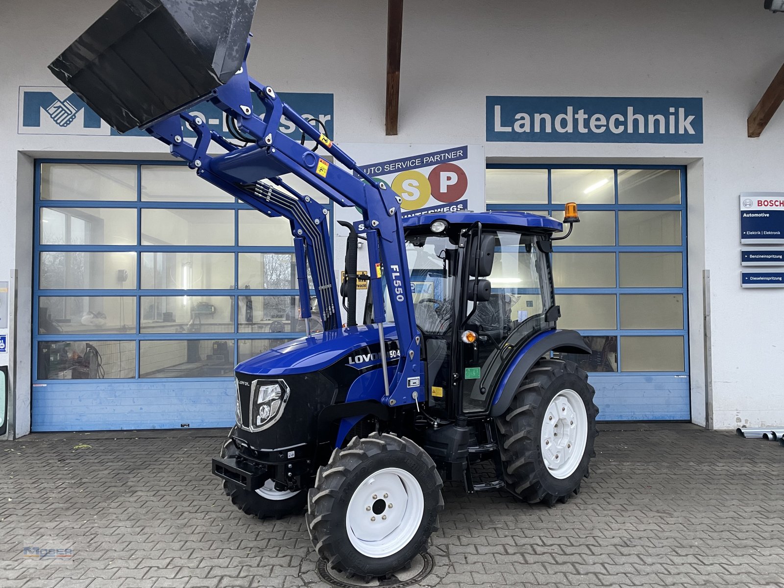 Traktor des Typs LOVOL M 504 mit Frontlader, Neumaschine in Massing (Bild 2)