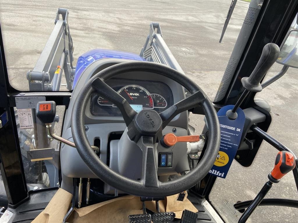 Traktor типа LOVOL M504 med Doosan euro 5 motor, Kabine med varme og Aircon. Trelleborg dæk. Fuldhydraulisk frontlæsser med euro skifte og 3 funktion. Inkl 36 mdr. garanti, Gebrauchtmaschine в Dronninglund (Фотография 6)