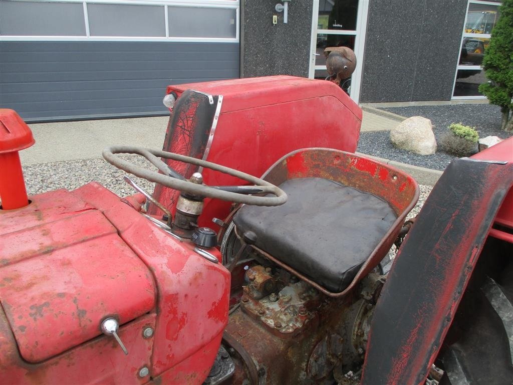 Traktor of the type Massey Ferguson 135 Sjælden Benzin MF135. Den starter og går godt, Gebrauchtmaschine in Lintrup (Picture 3)