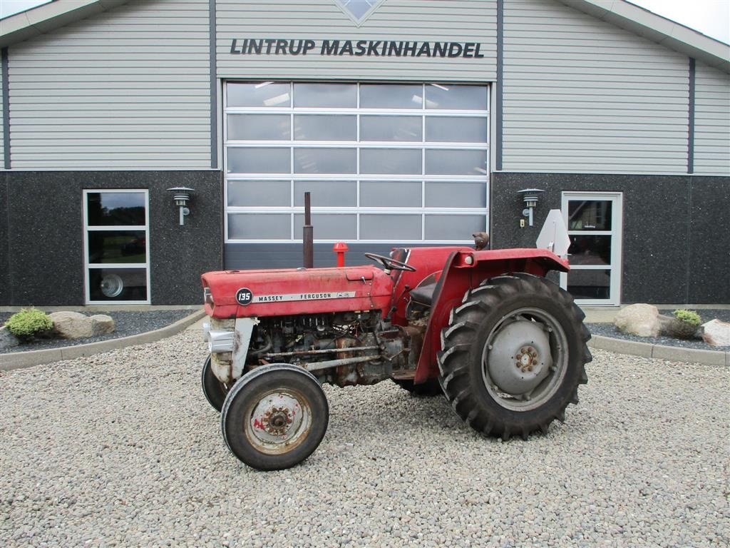 Traktor del tipo Massey Ferguson 135 Sjælden Benzin MF135. Den starter og går godt, Gebrauchtmaschine en Lintrup (Imagen 1)