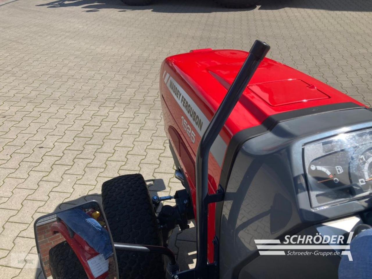 Traktor of the type Massey Ferguson 1525 HP ( ISEKI TM 3267 AHL ), Neumaschine in Ahlerstedt (Picture 15)