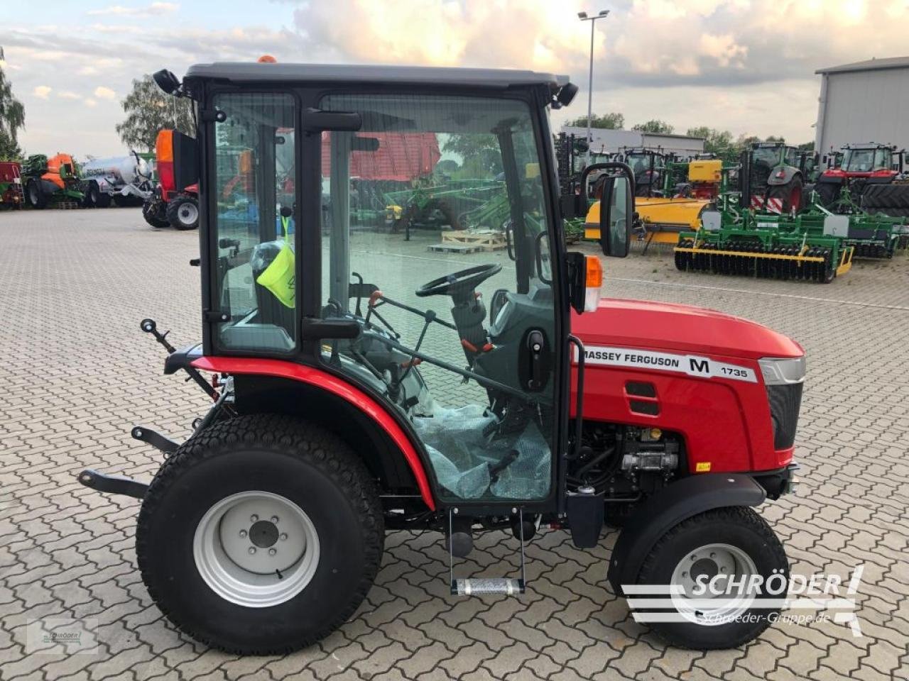 Traktor des Typs Massey Ferguson 1735 M HC ( ISEKI TH 5370 AHLK ), Neumaschine in Ahlerstedt (Bild 3)