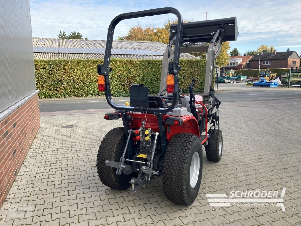 Traktor of the type Massey Ferguson 1735 M HP ( ISEKI TH 5370 AHL ), Neumaschine in Völkersen (Picture 3)