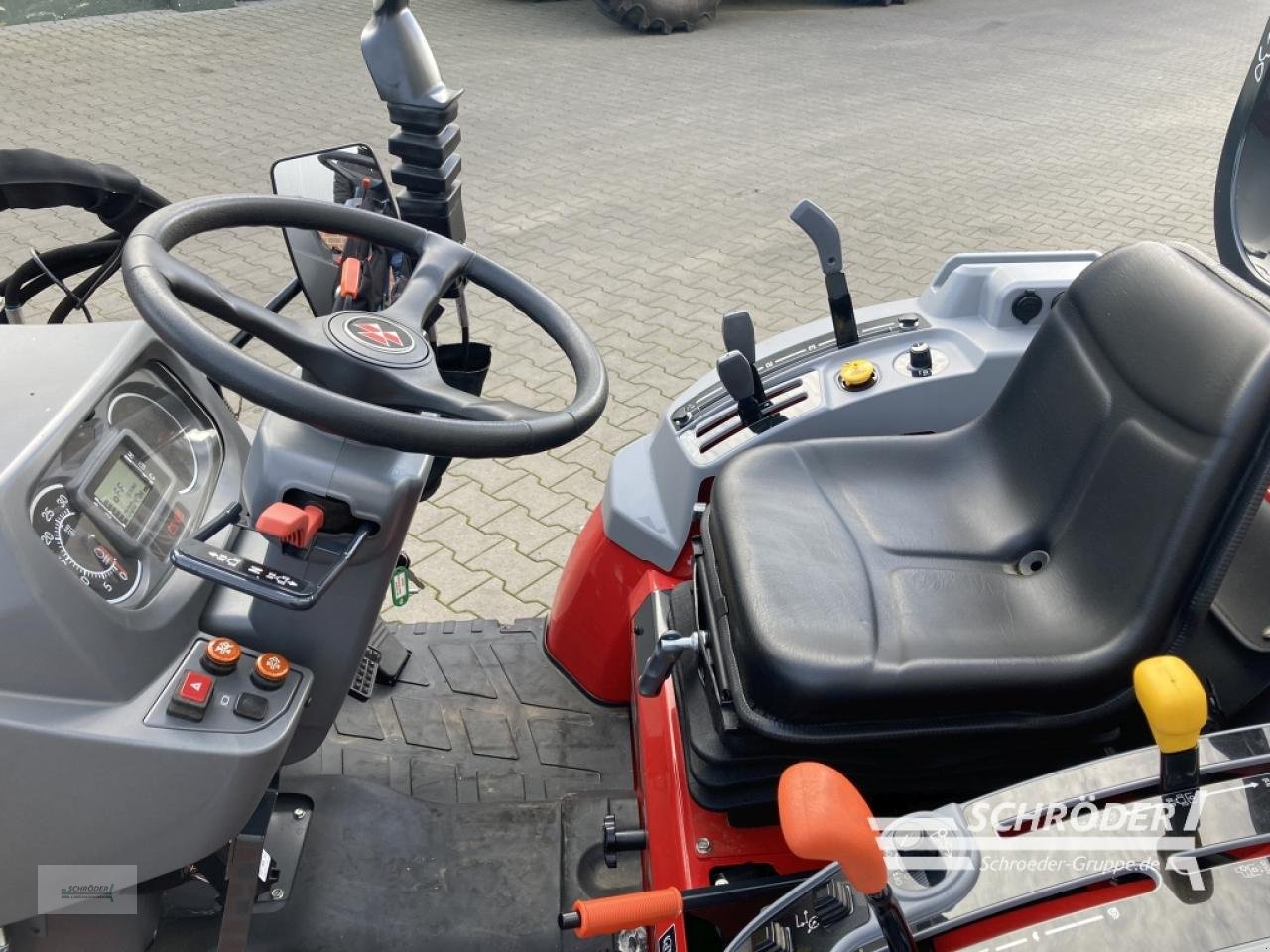 Traktor van het type Massey Ferguson 1735 M HP ( ISEKI TH 5370 AHL ), Neumaschine in Völkersen (Foto 5)