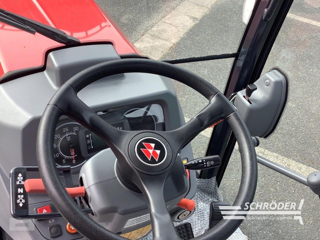 Traktor of the type Massey Ferguson 1740 M H + CAB ( ISEKI TH 5420 AHLK ), Neumaschine in Völkersen (Picture 8)