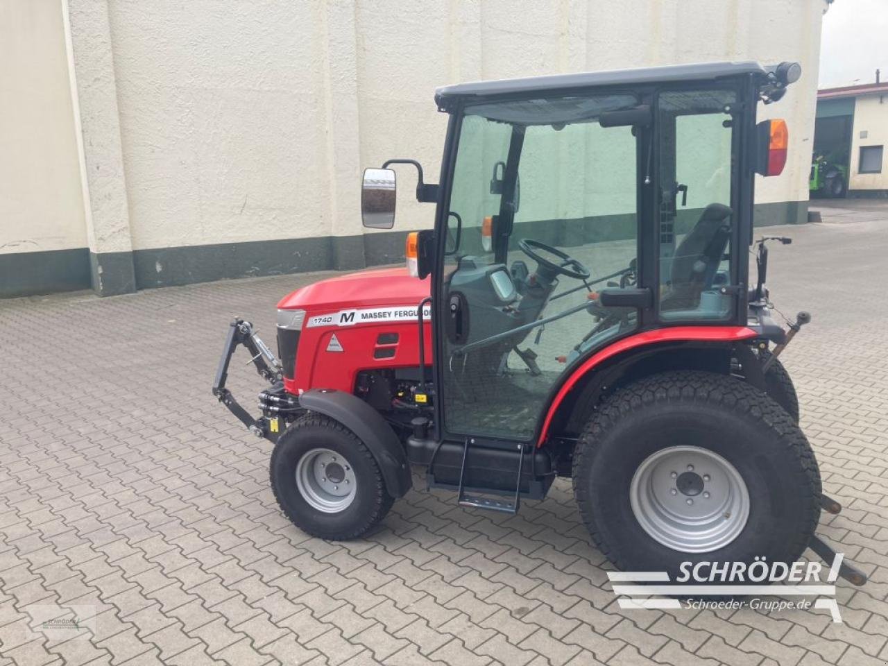 Traktor tipa Massey Ferguson 1740 M H + CAB, Neumaschine u Scharrel (Slika 9)