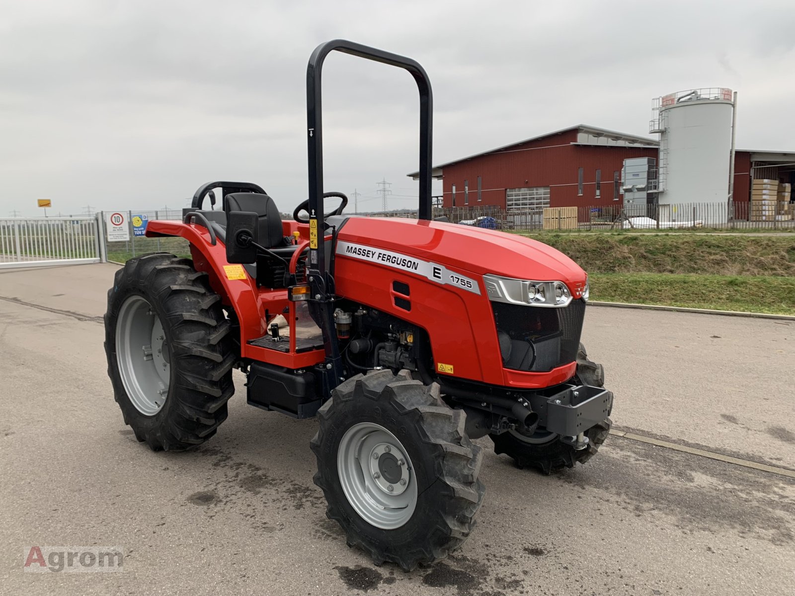 Traktor of the type Massey Ferguson 1755 E, Neumaschine in Meißenheim-Kürzell (Picture 8)