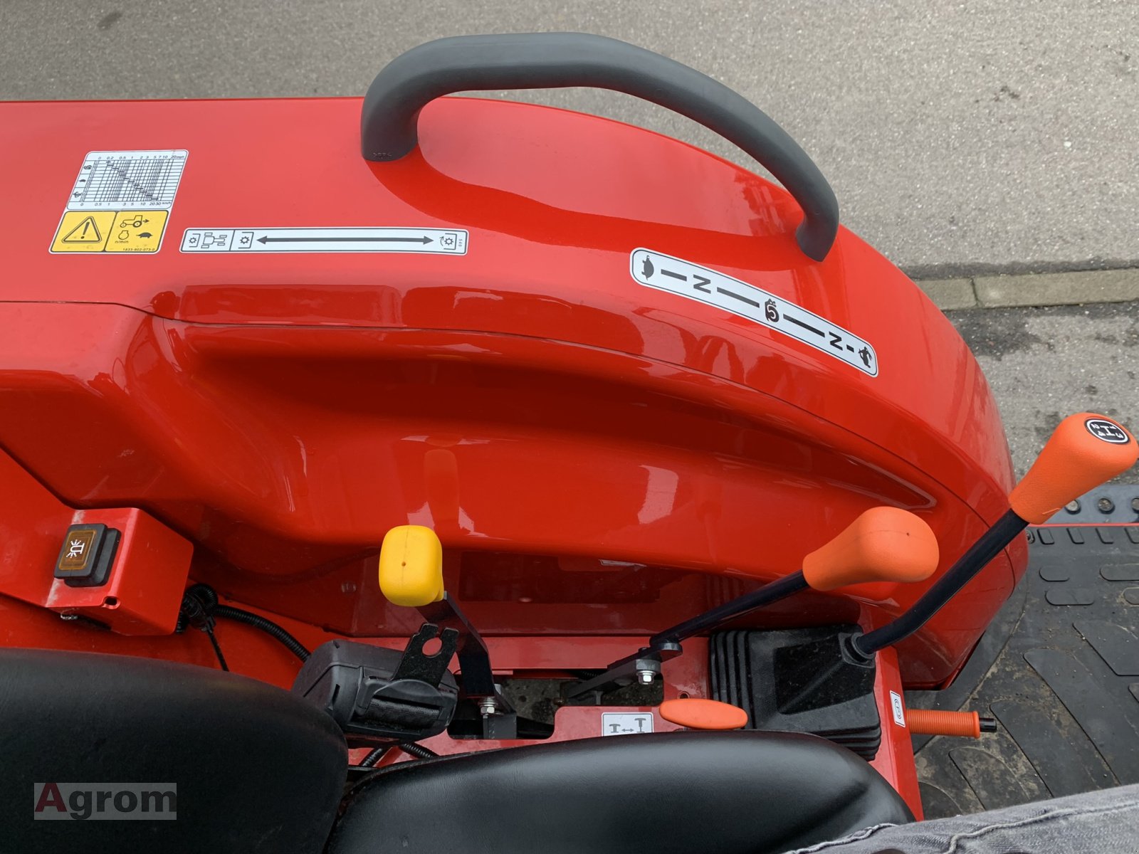 Traktor of the type Massey Ferguson 1755 E, Neumaschine in Meißenheim-Kürzell (Picture 13)