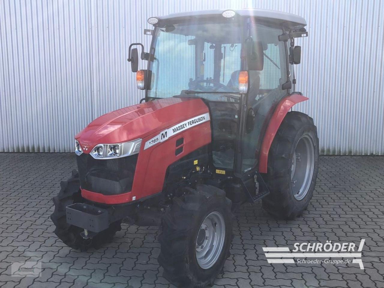 Traktor des Typs Massey Ferguson 1765 M HC ( ISEKI TG 6687 AHLK ), Neumaschine in Ahlerstedt (Bild 1)