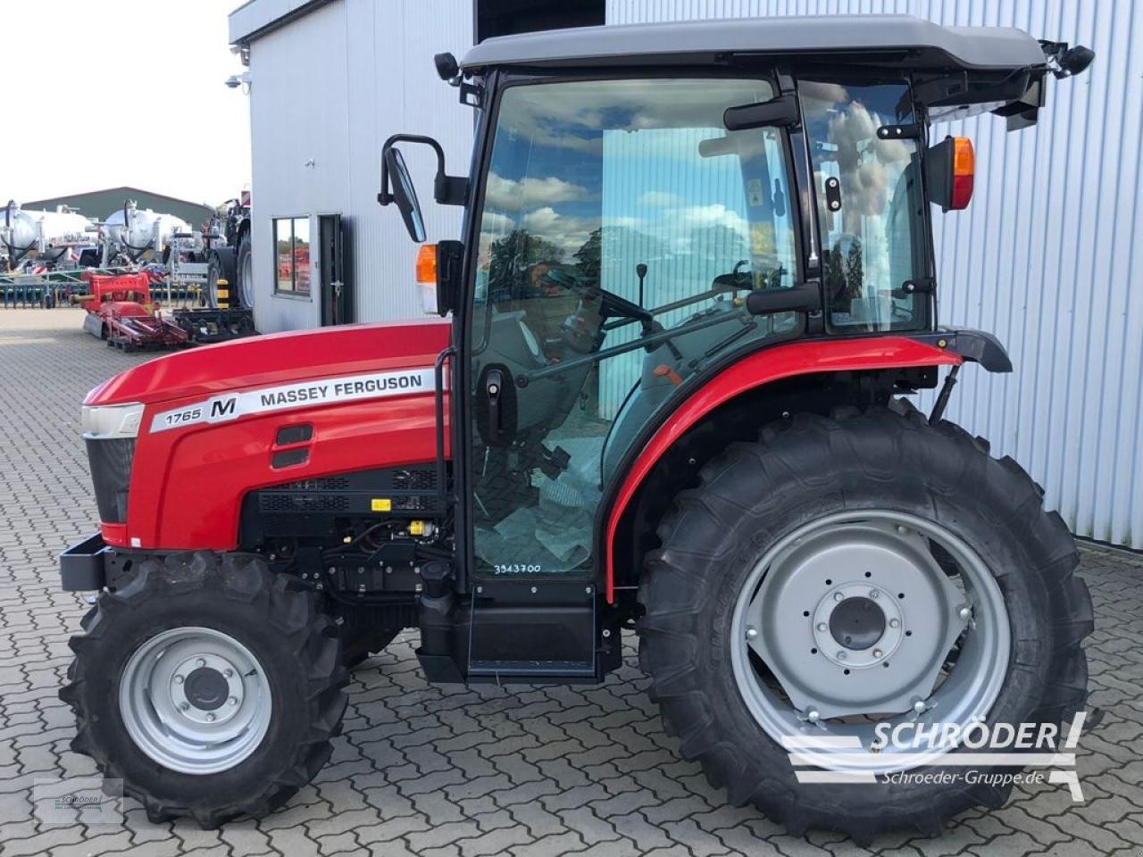 Traktor of the type Massey Ferguson 1765 M HC ( ISEKI TG 6687 AHLK ), Neumaschine in Ahlerstedt (Picture 5)