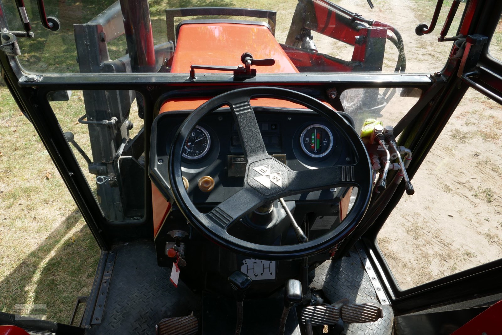 Traktor des Typs Massey Ferguson 253 Hinterrad mit Servo, Frontlader H.G. und Niedrigkabine. Sehr guter Zustand!, Gebrauchtmaschine in Langenzenn (Bild 11)