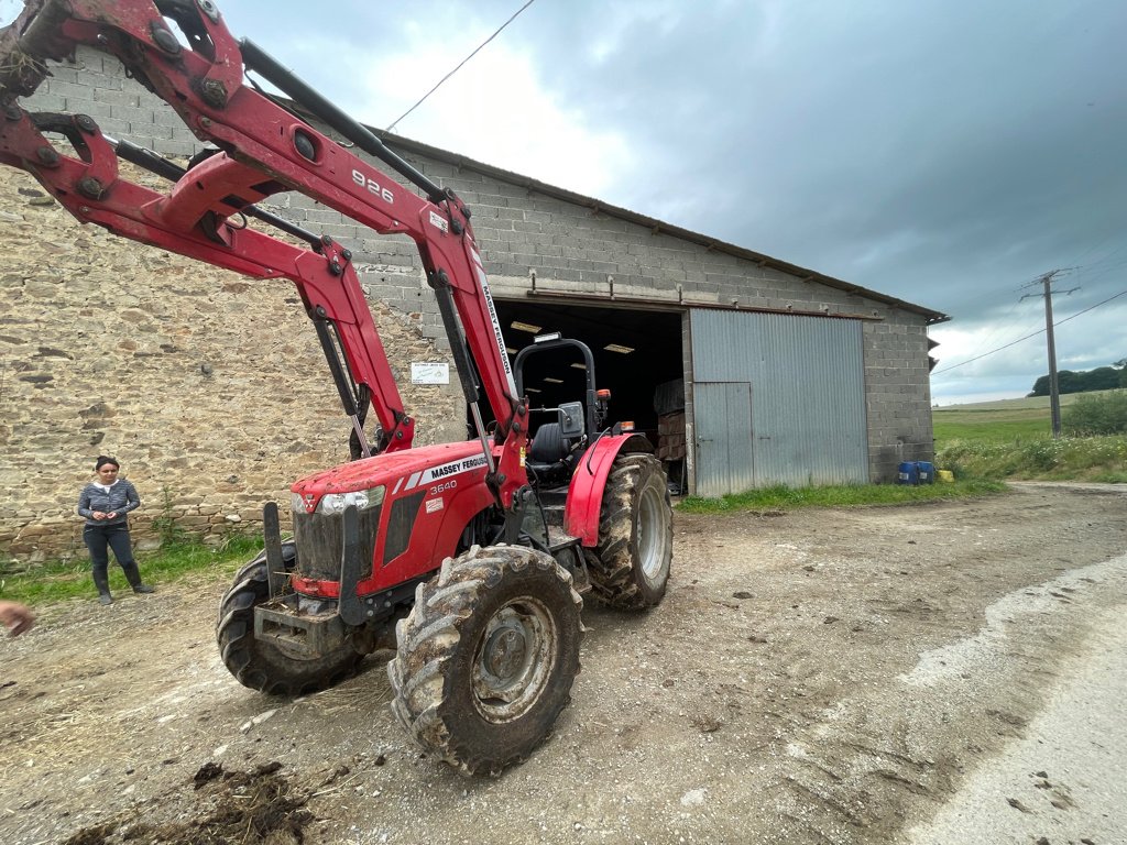 Traktor of the type Massey Ferguson 3640 . DEPOT VENTE AU 06.44.36.66.23, Gebrauchtmaschine in UZERCHE (Picture 2)