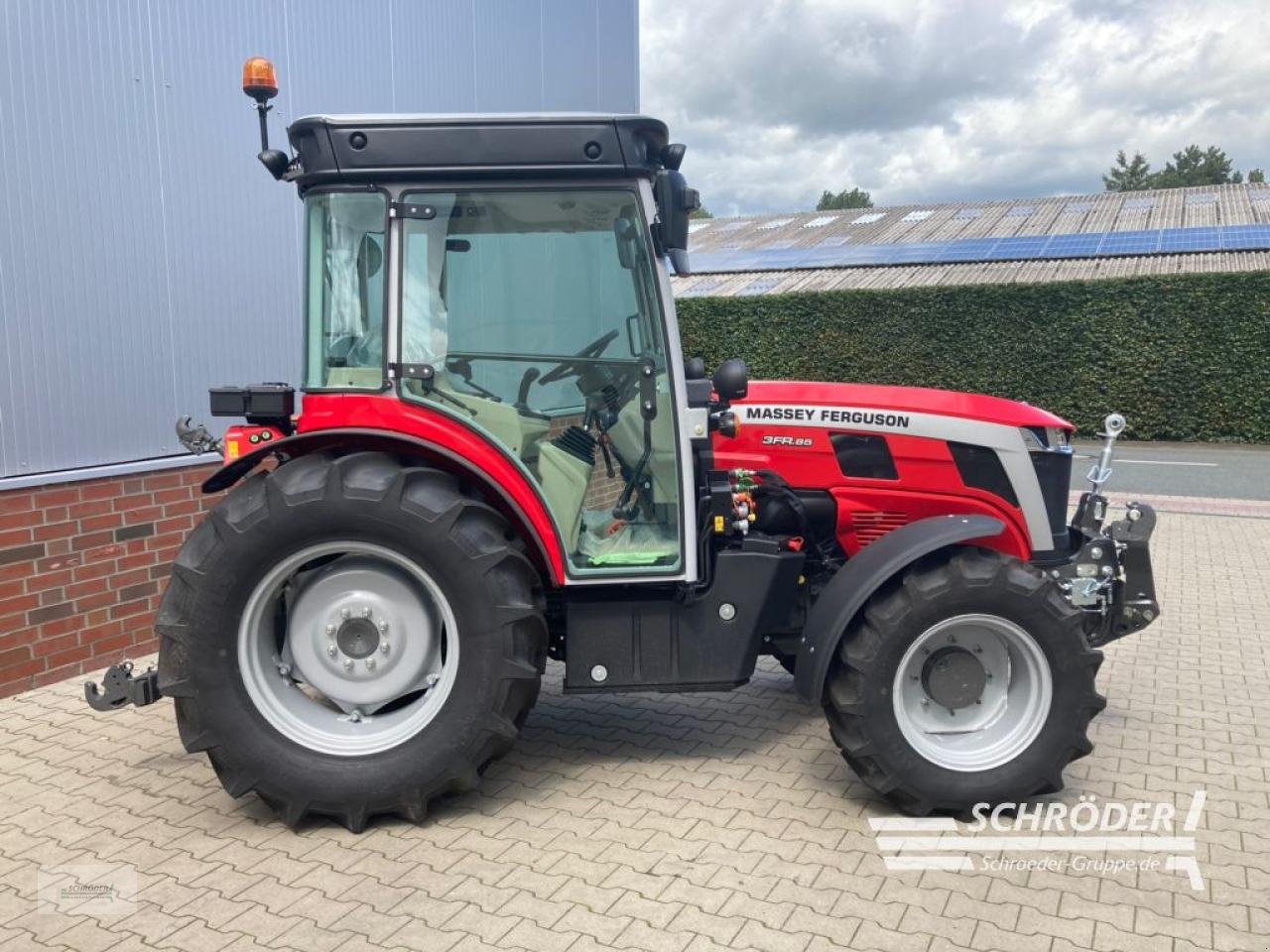 Traktor of the type Massey Ferguson 3FR.85 CAB EFFICIENT, Neumaschine in Wildeshausen (Picture 2)