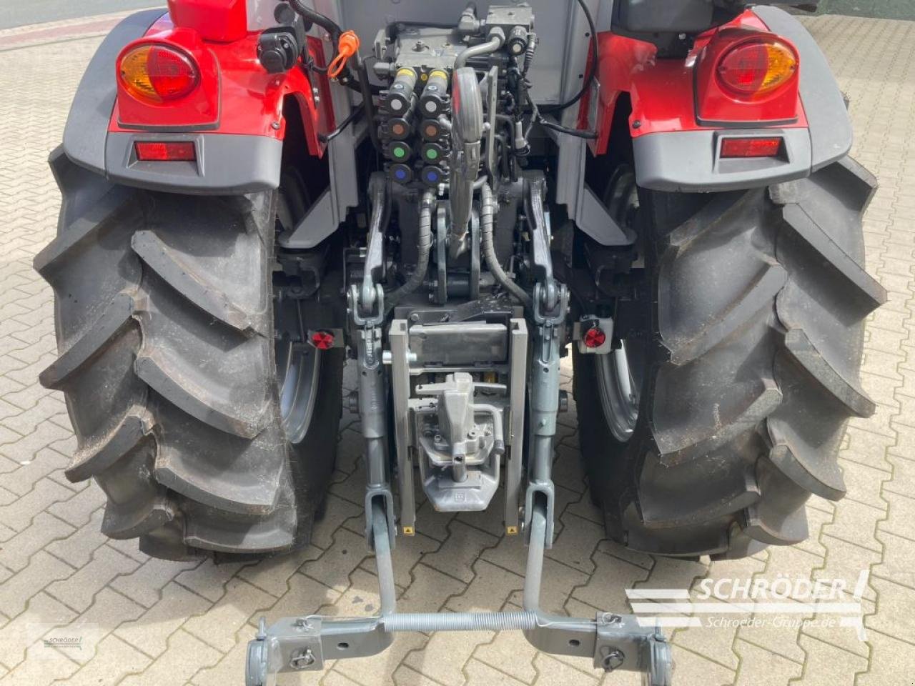 Traktor of the type Massey Ferguson 3FR.85 CAB EFFICIENT, Neumaschine in Wildeshausen (Picture 4)