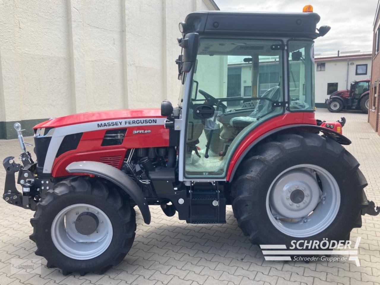 Traktor van het type Massey Ferguson 3FR.85 CAB EFFICIENT, Neumaschine in Wildeshausen (Foto 5)