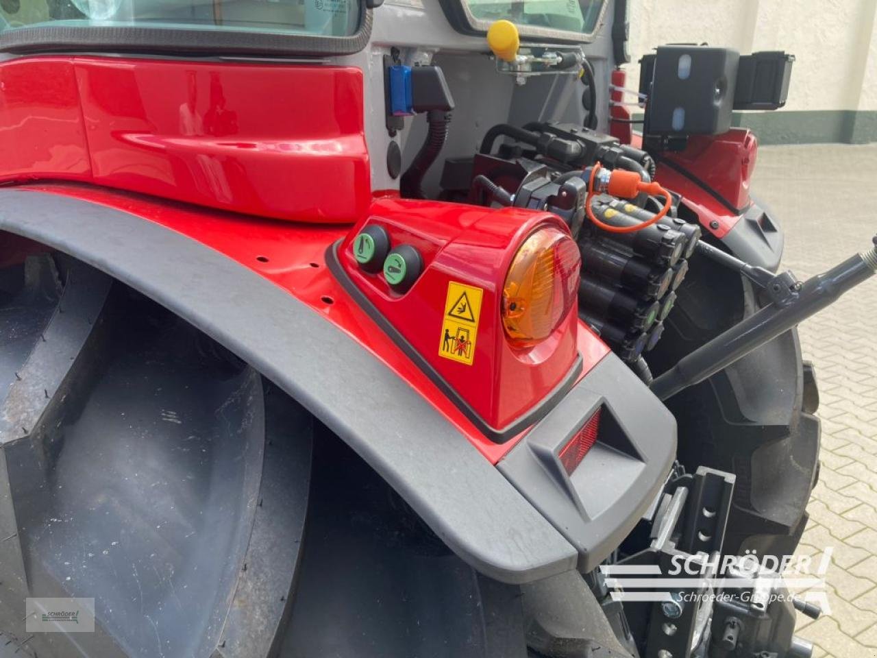 Traktor van het type Massey Ferguson 3FR.85 CAB EFFICIENT, Neumaschine in Wildeshausen (Foto 9)