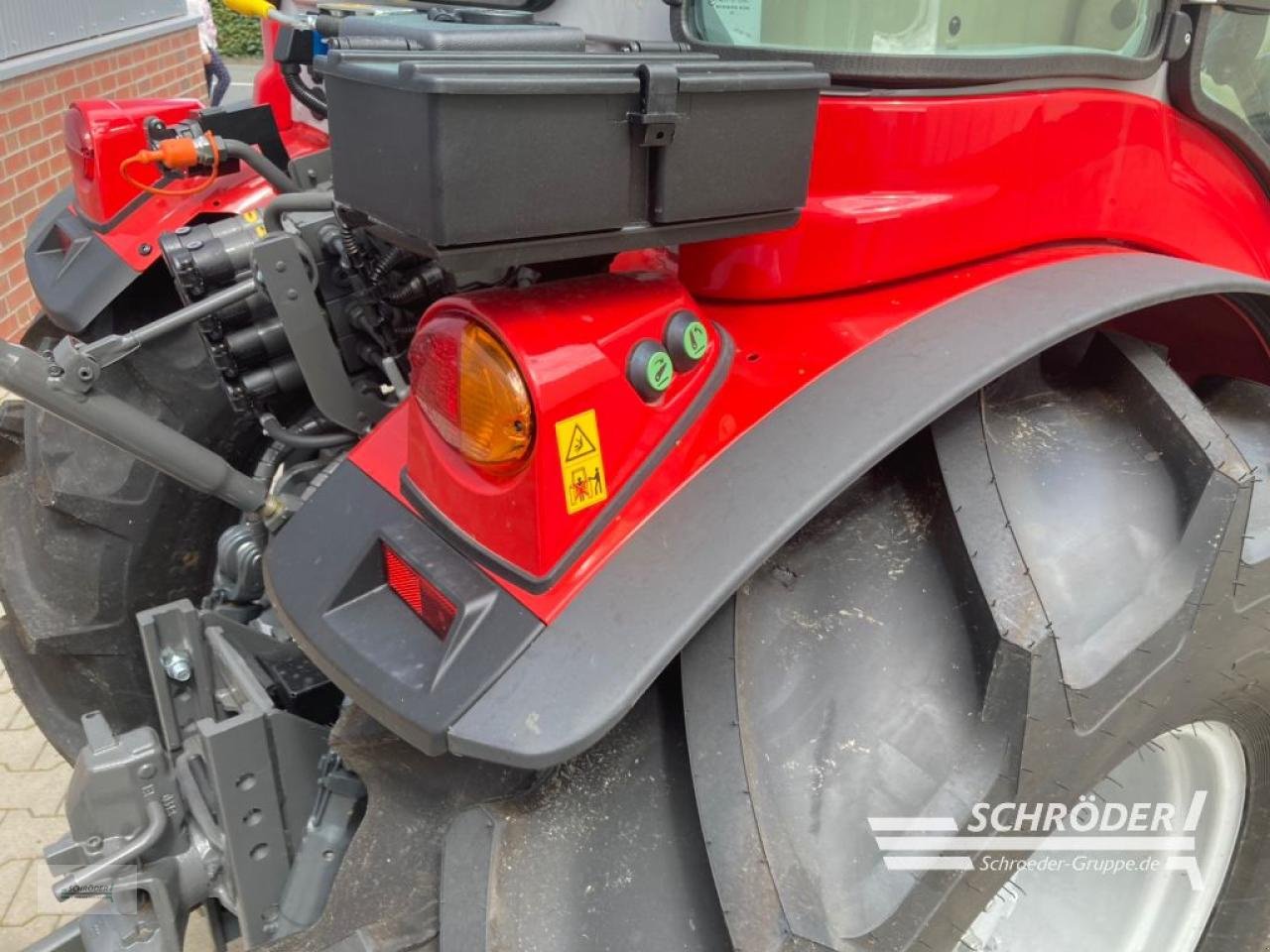 Traktor of the type Massey Ferguson 3FR.85 CAB EFFICIENT, Neumaschine in Wildeshausen (Picture 12)