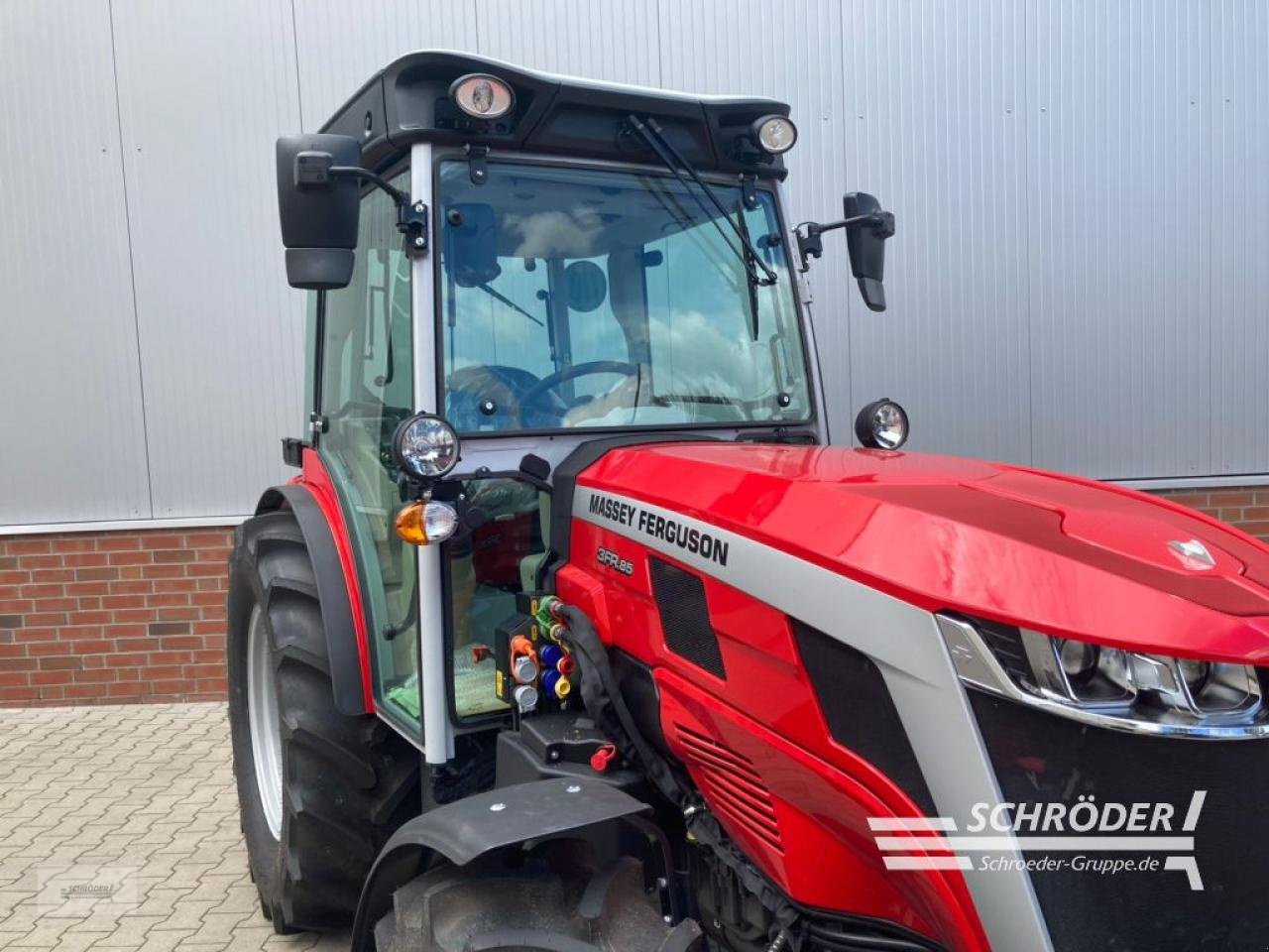 Traktor des Typs Massey Ferguson 3FR.85 CAB EFFICIENT, Neumaschine in Wildeshausen (Bild 16)