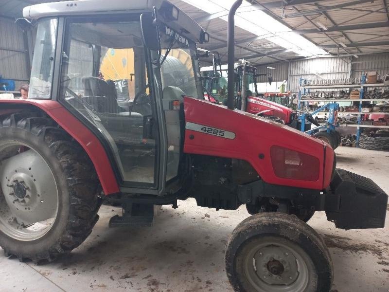 Traktor tipa Massey Ferguson 4225, Gebrauchtmaschine u CHATEAUBRIANT CEDEX (Slika 3)