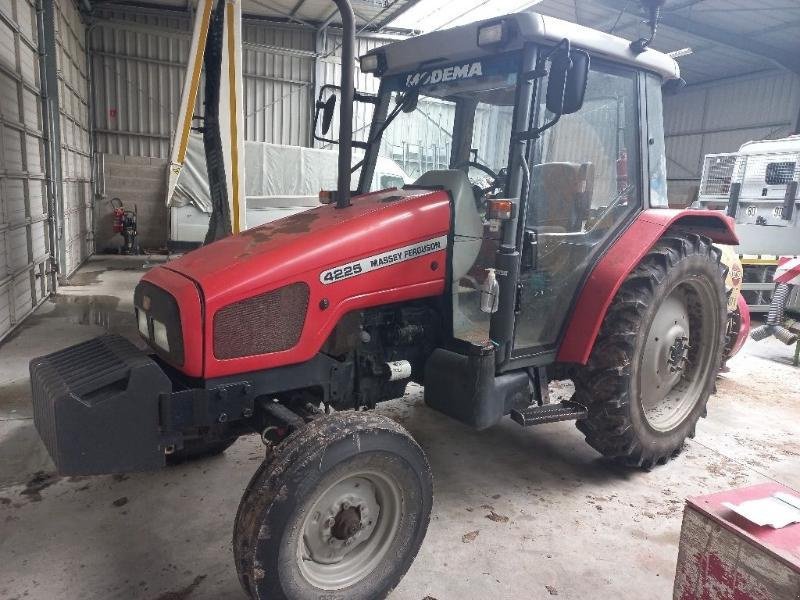 Traktor a típus Massey Ferguson 4225, Gebrauchtmaschine ekkor: CHATEAUBRIANT CEDEX (Kép 1)